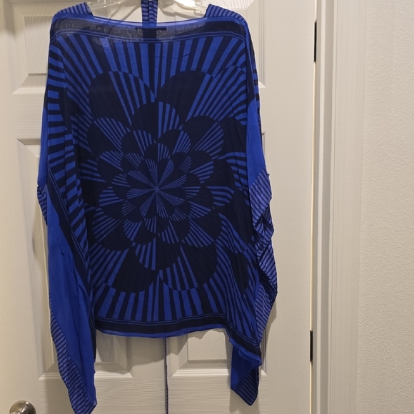 Blue Geometric Patterned Top - Picture 2 of 4